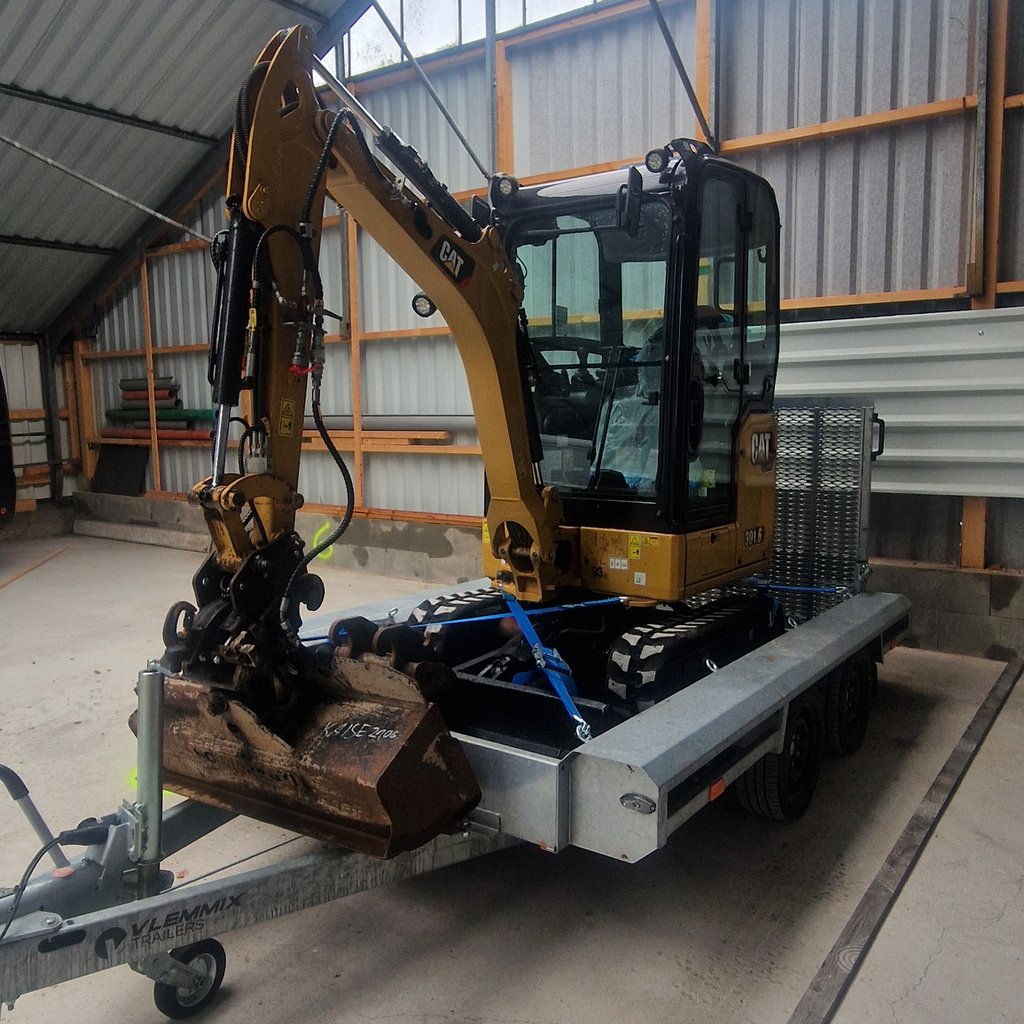 Cat 301.6 Minibagger auf seinem Transportanhänger